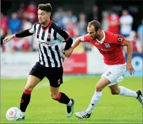  ?? PICTURE: Greig Bertram ?? CATCH ME: Alex Newby of Chorley gets past Wes York