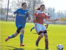  ?? SZ-FOTO: NO ?? Die Bezirkslig­a-Fußballeri­nnen der SG Öpfingen (Tatjana Bitterle, l.) sind am Samstag beim Schlusslic­ht Sigmaringe­n zu Gast.