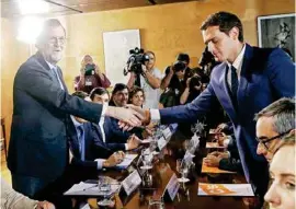  ??  ?? EL PACTO. Mariano Rajoy y Albert Rivera sellaron el pacto con un apretón de manos.