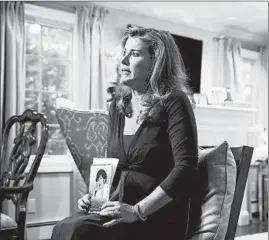  ?? FRANK FRANKLIN II/AP ?? Dawn Best holds a photo of her mother, Carolyn Best, who went from “unbelievab­ly cared for to dead in three weeks” at a New York nursing home.