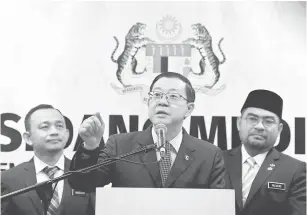  ?? — Gambar Bernama ?? JAWAB SOALAN: Lim (tengah) menjawab pertanyaan media selepas majlis Penyerahan Cek Kepada Sekolah Tahfiz Yang Berdaftar di Kementeria­n Kewangan di Putrajaya semalam.