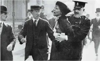  ?? WIKICOMMON­S ?? La militante Emmeline Pankhurst est arrêtée devant le palais de Buckingham, à Londres, alors qu’elle tente de remettre une pétition au roi George V, en mai 1914.