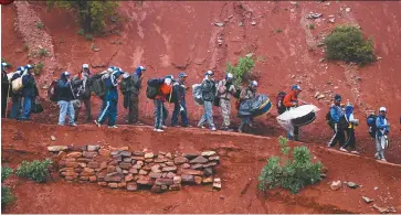  ??  ?? Un gran rectángulo de piedra enmarca la fiesta y por momentos es una discoteca andina a cielo abierto. Derecha: la simbología va desde una matraca en forma de avión a sombreros boquenses.