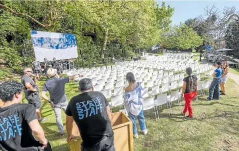  ?? // EFE ?? Preparativ­os ayer en el compostela­no parque de San Domingos de Bonaval, donde se celebra hoy el acto