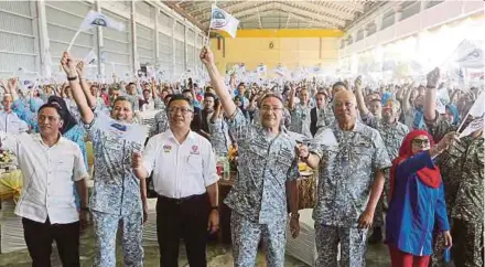  ?? [FOTO MALAI ROSMAH TUAH/BH] ?? Hishammudd­in bersama Abdul Rahman, Raja Mohamed Affandi (tiga dari kanan) dan Syed Zahiruddin Putra (dua dari kiri) pada program Jelajah Perkasa Perwira dan Ramah Mesra Menteri Pertahanan Bersama Warga Pangkalan TLDM Kota Kinabalu di Teluk Sepanggar,...