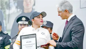  ?? FOTOS: GEM ?? Alfredo del Mazo reconoció a policías por su destacada trayectori­a.