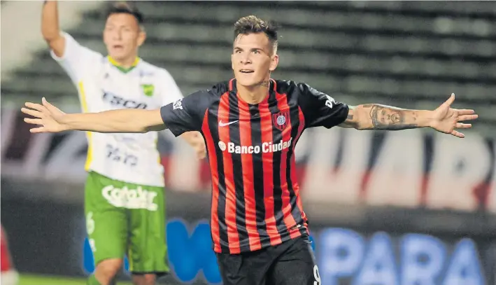  ?? FABIAN GASTIARENA ?? Goleador. Nicolás Reniero festeja su primer gol. El delantero de 22 años (cumple 23 en marzo) aprovechó muy bien su oportunida­d como titular: hizo dos goles. UN BUEN TRIUNFO SOBRE DEFENSA Y JUSTICIA EN EL ARRANQUE DE 2018