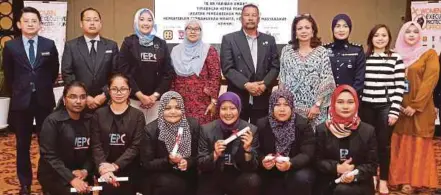  ?? [FOTO AHMAD IRHAM MOHD NOOR /BH] ?? Saliza (tiga dari kiri) dan Faridah (empat dari kiri) selepas majlis penutup dan penyerahan sijil kepada peserta WEPO di Dewan Nur KPWKM, Putrajaya, baru-baru ini.