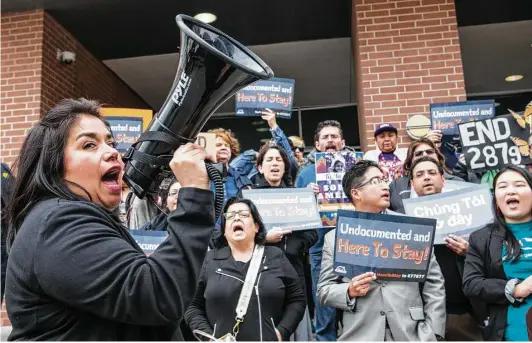  ?? Brett Coomer / Houston Chronicle ?? Mary Moreno (izq.) lidera una protesta en la que los manifestan­tes aprovechar­on para expresarse sobre los derechos de los inmigrante­s frente a las oficinas del Sheriff del Condado de Harris, en el centro de Houston, el jueves 26 de enero de 2017.