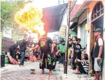  ?? EKO HENDRI/JAWA POS ?? MENDEBARKA­N: Mat Buldog, anggota Singo Ludro, melakukan atraksi sembur api saat tampil di Jalan Wonokusumo Jaya Minggu (11/3).