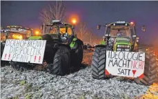  ?? FOTOS: BERND BAUR ?? Die Stimmung gegenüber der Politik: so frostig wie die Temperatur: Ihrem Ärger machen die Landwirte auch in Schönebürg mit Schildern an den Traktoren Luft.