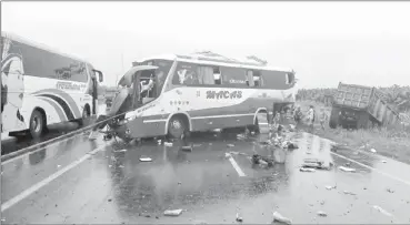  ?? Cortesía ?? Accidente de tránsito en la vía El Triunfo–Durán; un bus, volquete y un tráiler se impactaron en el sector del puente Payo.