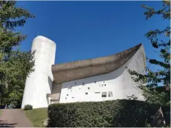  ??  ?? Insolite, la chapelle de Le Corbusier, à Ronchamp, est un lieu classé au Patrimoine de l’Unesco. Son architectu­re célèbre la Nature et le Cosmos.