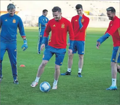  ??  ?? BUEN AMBIENTE. Saúl en el entrenamie­nto de ayer junto a Camarasa, Merino y España.