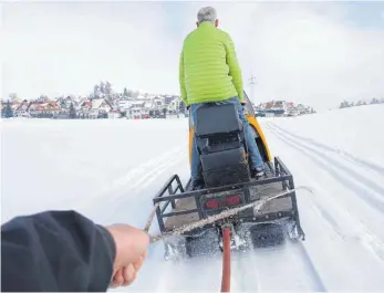  ?? FOTOS: OLAF E. JAHNKE ?? Einen Eindruck von der Spurarbeit für die Loipe erhält man als „Gewicht“auf dem Loipenspur­anhänger und der Fahrt über Neukirchs schneebede­ckte Wiesen.