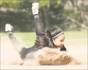  ?? Krista Benson / For Hearst Connecticu­t Media ?? Barlow’s Abby Ota fields the ball during a game against Barlow May 2 in Monroe.