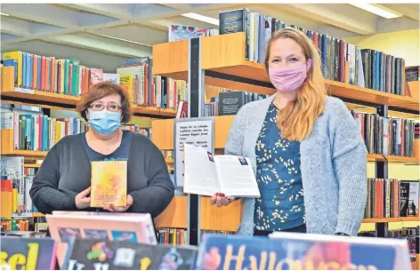  ?? FOTO: PRÜMEN ?? Büchereile­iterin Carmen Alonso (links) und Buchhändle­rin Judith Rüther-Zeiß stellen die neue Broschüre zum Tönisvorst­er Buchherbst vor.
