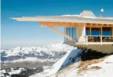  ?? Fotos: Pirmin Jung Schweiz AG ?? Das spektakulä­re Gipfelgebä­ude auf dem Chäserrugg (2262 m) von den Architekte­n Herzog & De Meuron und ingenieurt­echnisch begleitet von Pirmin Jung wurde 2018 mit dem Prix Lignum Gold ausgezeich­net.