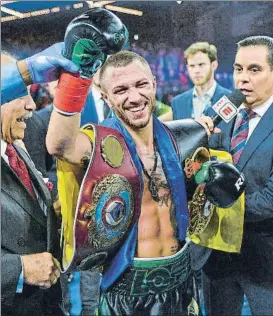  ?? FOTO: AP ?? Lomachenko unifica los cinturones AMB y OMB del peso ligero