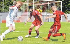  ?? FOTO: KLAUS EICHLER ?? Der SV Weingarten (links Manuel Romer gegen Brochenzel­ls Piero Lacovara und Maximilian Konrad) erwartet den TSV Eschach zum Topspiel.