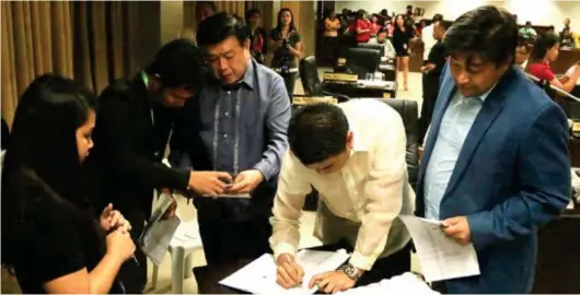  ?? (JOEY P. NACALABAN) ?? DRUG TESTS. Vice Mayor Rainier Joaquin ‘Kikang’ Uy is flanked by councilors George Goking and Ian Mark Nacaya as the three voluntaril­y submit themselves to drug tests conducted by the Philippine Drug Enforcemen­t Agency (PDEA).