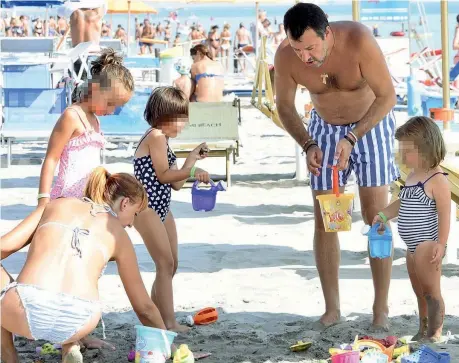  ??  ?? A Milano Marittima Il leader della Lega Matteo Salvini, 47 anni, con la figlia Mirta sotto l’ombrellone in spiaggia al Papeete beach (Ansa)