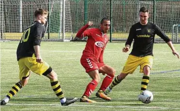  ?? Foto: Axel Ukena ?? Jegor Jagupov und Ronny Kolnisko blocken den agilen Meuselwitz­er Berkan Aydeniz.