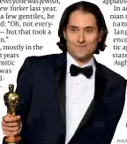  ?? PHOTO: AP ?? Kleiner with his Best Picture Oscar