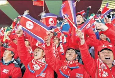  ??  ?? Ciudadanos chinos apoyando a Corea del Norte en un partido del Mundial 2010.