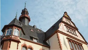  ?? Foto: Thomas Frey, dpa ?? Sieben Mal am Tag erklingt das Glockenspi­el im Rathaustur­m der Stadt Limburg. Das alte Kinderlied „Fuchs, du hast die Gans ge stohlen“ist momentan jedoch nicht mehr zu hören.