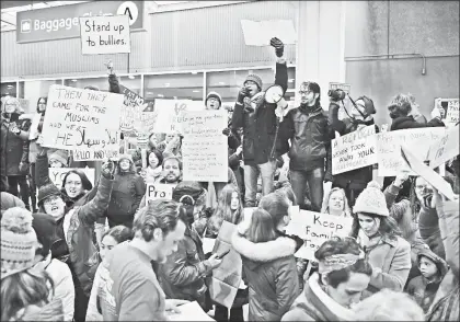  ??  ?? Protesta en el aeropuerto internacio­nal de Filadelfia, ayer, en rechazo a la política del presidente Donald Trump de cerrar el acceso a Eatados Unidos a musulmanes y refugiados ■ Foto Ap