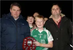  ??  ?? Winning captain Adam Murphy with David Tobin (Coiste na nOg Secretary) and Dean Goodison representi­ng People Newspapers (sponsors).