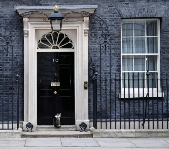  ??  ?? Det er denne adresse, det hele handler om: Downing Street 10 i London, hvor den britiske premiermin­ister bor og har kontor. Fredag morgen ved vi formentlig, om Boris Johnson kan blive boende. Eller om der kommer en ny chef for den officielle Downing Street 10-kat, Larry, hvis titel er Chief Mouser to the Cabinet Office.
Foto: Toby Melville/Reuters