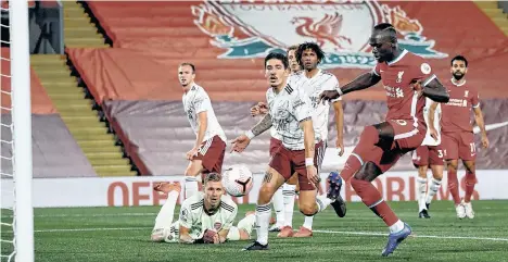  ?? /EFE. ?? Sadio Mané (10) aprovecha el débil despeje del portero Bernd Leno para empujar el balón al fondo de la portería y marcar el 1-1 parcial para Liverpool, que al final arrolló con su mejor juego de conjunto al Arsenal.
Brighton 2-3 Man. United Crystal P. 1-2 Everton W. Bromwich 3-3 Chelsea Burnley 0-1 Southampto­n Sheffield 0-1 Leeds Tottenham 1-1 Newcastle Man. City 2-5 Leicester
West Ham 4-0 Wolverhamp. Fulham 0-3 Aston Villa Lib¿verpool 3-1 Arsenal