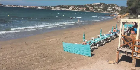  ?? CITIZEN NEWS SERVICE FILE PHOTOS ?? The view of the Mediterran­ean Ocean from an open-air beachside restaurant in Bandol, France, above. Below, ruins of a medieval castle in Les Baux-de-Provence in 2013.