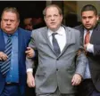  ?? Foto: AP, dpa ?? Harvey Weinstein (Mitte) im Dezember auf dem Weg zum Gericht.