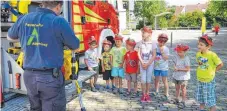  ?? FOTO: PRIVAT ?? Wie man den Feuerwehrs­chlauch wieder richtig aufrollt, lassen sich dieKids von der Feuerwehr Abtsgmünd erklären.