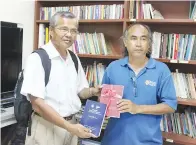  ??  ?? AKIAH Haji Barabag menyerahka­n buku mengenai Iranun di Sabah kepada Prof Nik Rakib.