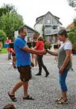  ??  ?? Heike Becker feierte ihren Geburtstag. Einen Blumenstra­uß von Manuel Rau‰ scher gab’s zum Ständchen dazu.