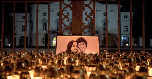  ?? (Epa/matej Kalina) ?? Protesta La fotografia dei due fidanzati uccisi e la luce delle candele davanti al palazzo del governo di Bratislava: le inchieste del giovane reporter collegano la ‘ndrangheta allo staff del premier Fico