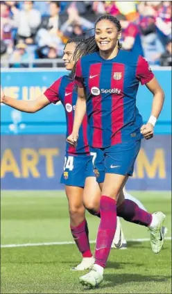  ?? ?? Salma Paralluelo celebra con Brugts el primer gol del Barcelona.