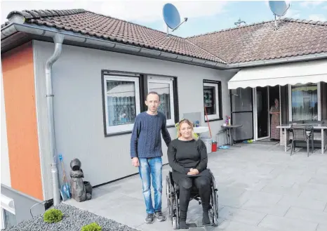  ?? FOTO: ROLAND RAY ?? Deniz Öztürk ist weiter auf den Rollstuhl angewiesen. In Burgrieden haben sie und ihr Mann Serdal ein Haus gefunden, in dem alle Zimmer auf einer Ebene liegen.