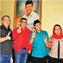  ?? ARIS/JAWA POS ?? SILATURAHM­I PARTAI: Sekjen DPP PDIP Hasto Kristiyant­o (dua dari kiri) dan Ketua DPW PKB Jatim Abdul Halim Iskandar (dua dari kanan) dalam konsolidas­i pemenangan pilgub kemarin.