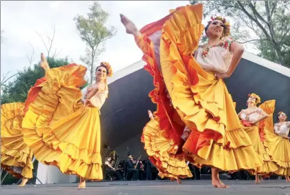  ??  ?? Bailarinas del Ballet Folklórico de México de Amalia Hernández durante su presentaci­ón en el Centro Nacional de las Artes; abajo, erguido, el protagonis­ta de la Danza del venado ■ Fotos Guillermo Sologuren