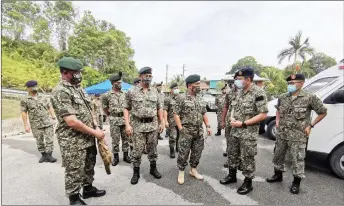  ??  ?? Dr Saiful (second right) briefs Dzulkafli (front, centre) and other senior army officers on the setting up of the hybrid field hospital in Kapit.