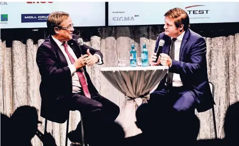  ?? FOTO: ANDREAS BRETZ ?? NRW-Ministerpr­äsident Armin Laschet (l.) im Gespräch mit RP-Chefredakt­eur Michael Bröcker.