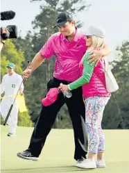  ?? Foto: APA/AFP/Getty/Squir ?? Nach seinem Putt zu Par am 18. Loch legte Patrick Reed zunächst ein Tänzchen mit seiner Frau Justine hin, der auch später, nachdem er ins grüne Jackett geschlüpft war, sein erster Dank gelten sollte.