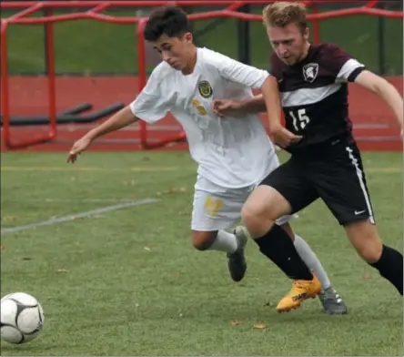  ?? STAN HUDY SHUDY@DIGITALFIR­STMEDIA.COM @STANHUDY ON TWITTER ?? Averill Park’s Dean Buttacci (6) battles Burnt Hills-Ballston Lake’s Kieran Thomas for the ball near the sideline late in the second half of Thursday’s Suburan Council contest.