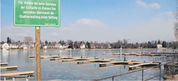  ?? FOTO: JULIA BAUMANN ?? Noch ist das Eis auf dem Kleinen See viel zu dünn, um es zu betreten. Die Stadtverwa­ltung übernimmt grundsätzl­ich keine Haftung für Unfälle, die dort passieren.