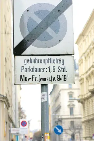  ??  ?? Wer in Wien sein Auto abstellen will, muss sich im Schilderwa­ld zurechtfin­den. Auch für Parkpicker­lbesitzer gibt es Ausnahmen.